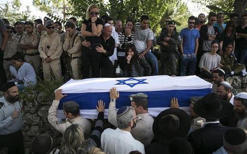 صور: جنازة الجندي الذي قتل أمس بـ"تل أبيب"