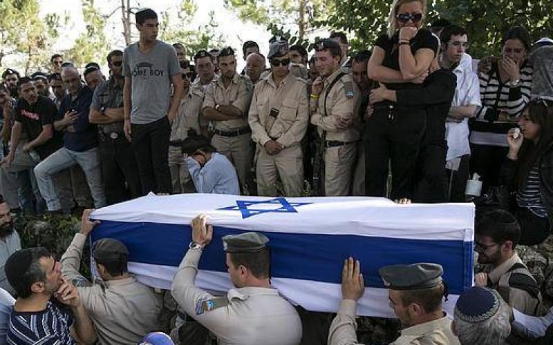صور: جنازة الجندي الذي قتل أمس بـ"تل أبيب"