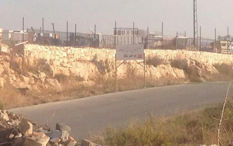 بالصور: الاحتلال يغلق مدخل "شقبا" بالسواتر الترابية