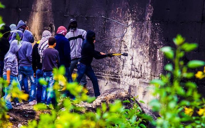 صور: تحطيم جزء من جدار الفصل في أبو ديس