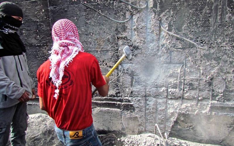 صور: تحطيم جزء من جدار الفصل في أبو ديس
