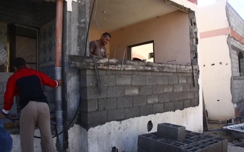 بالصور: متضررو الحرب يعمرون بيوتهم بجهود ذاتية