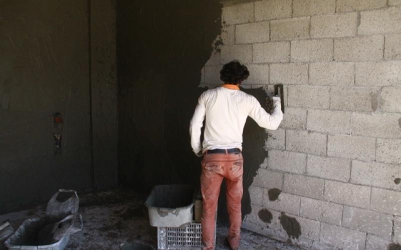 بالصور: متضررو الحرب يعمرون بيوتهم بجهود ذاتية