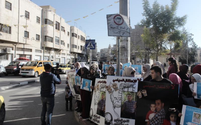 صور: اعتصام في الخليل ضد الاعتقال السياسي