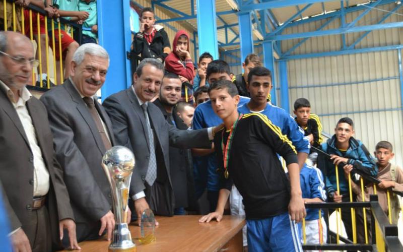 بالصور: بلدية النصيرات تنظم بطولة كروية لطلاب الإعدادية