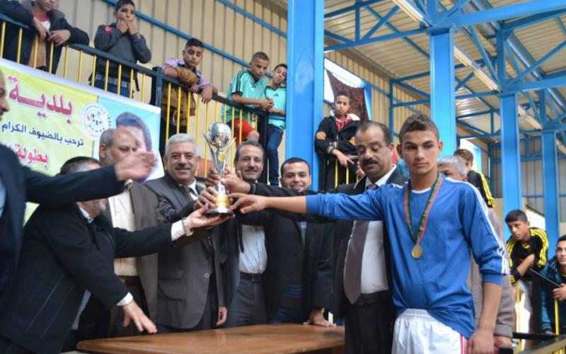 بالصور: بلدية النصيرات تنظم بطولة كروية لطلاب الإعدادية