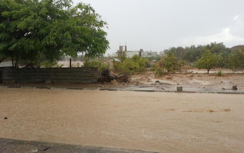 بالصور: الوحل والطين .. معاناة حقيقية للناس في المناطق المدمرة