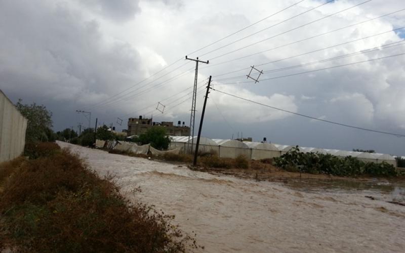 بالصور: الوحل والطين .. معاناة حقيقية للناس في المناطق المدمرة