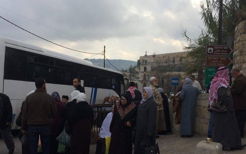 صور: غزيون يؤدون صلاة الجمعة في الأقصى