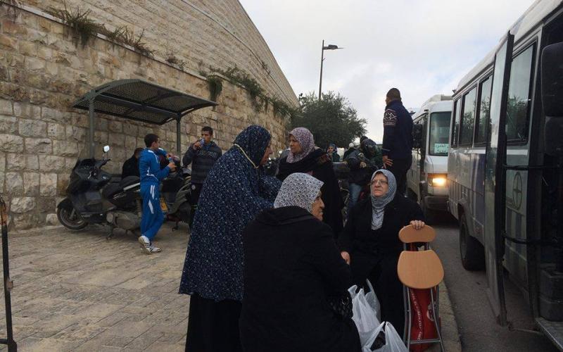 صور: غزيون يؤدون صلاة الجمعة في الأقصى