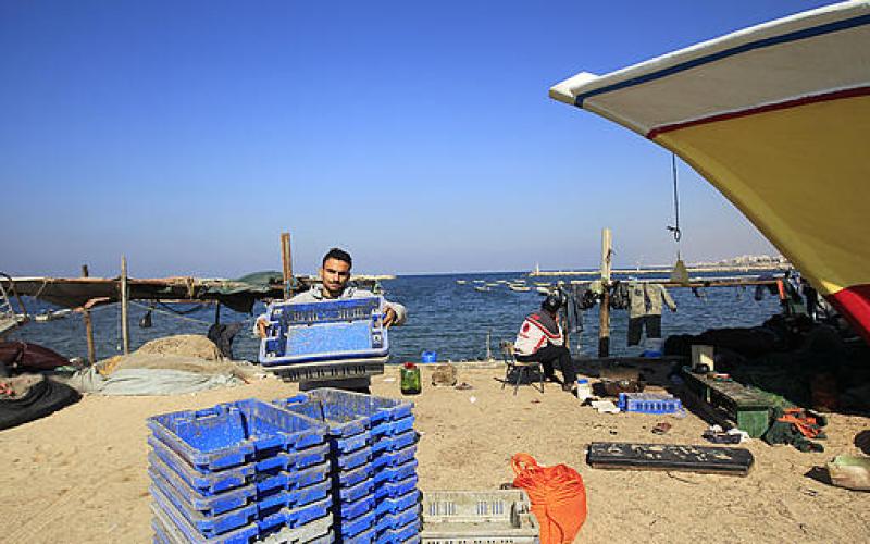صور.. صيادون وشباك على شاطئ غزة