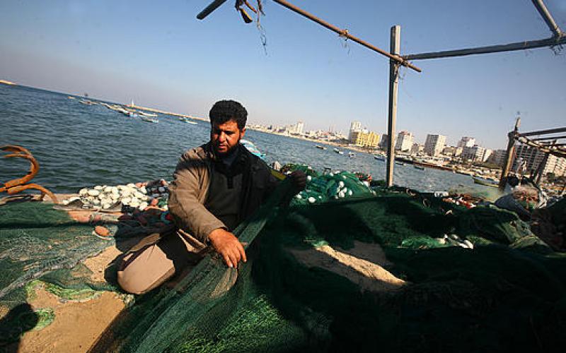 صور.. صيادون وشباك على شاطئ غزة