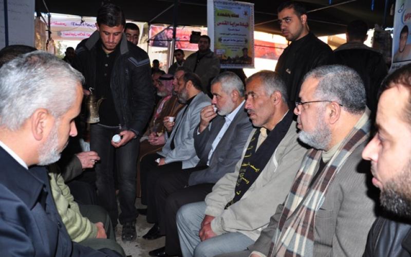 بالصور..هنية وقادة حماس يعزون عائلة العرعير