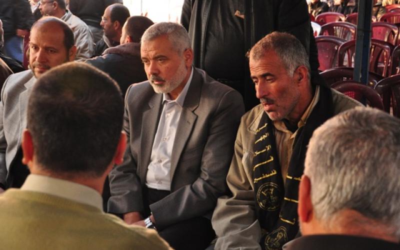 بالصور..هنية وقادة حماس يعزون عائلة العرعير