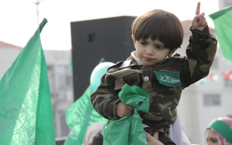 بالصور.. ثوار حماس الصغار في انطلاقتها الـ 24