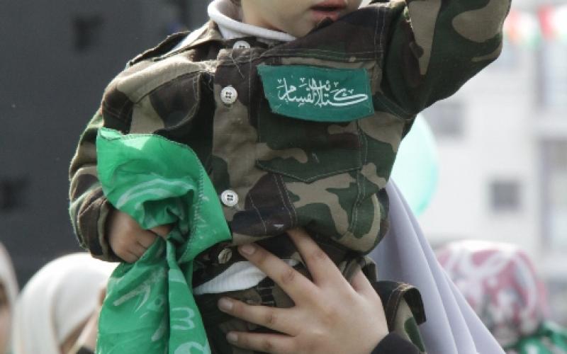 بالصور.. ثوار حماس الصغار في انطلاقتها الـ 24
