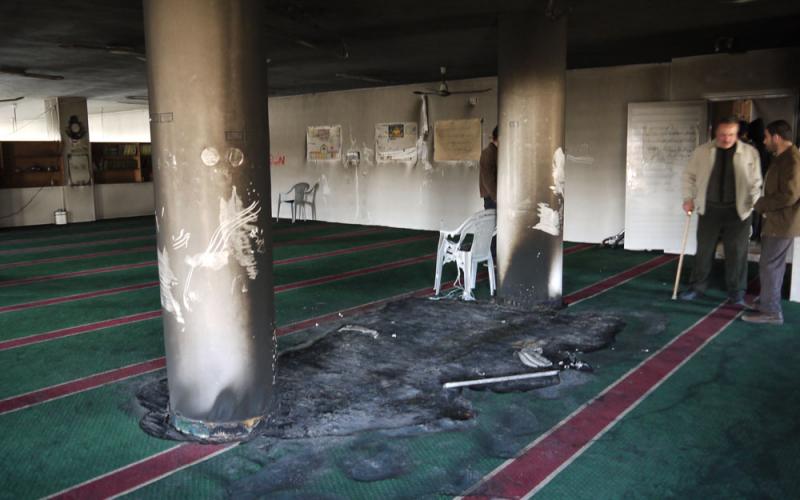 صور.. مغتصبون حاقدون يحرقون مسجداً برام الله