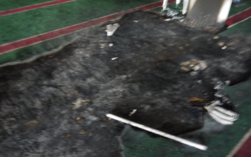 صور.. مغتصبون حاقدون يحرقون مسجداً برام الله