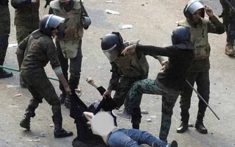 فيديو وصور..الجيش المصري يسحل فتاة ويعريها