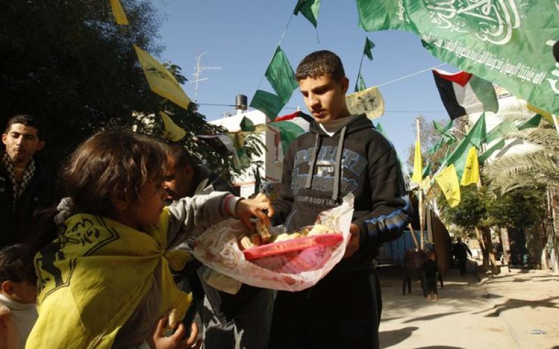 صور استقبال أهالي الأسرى لأبنائهم