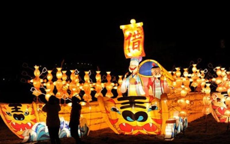 بالصور.. الصينيون يحتفلون بعيد المصابيح