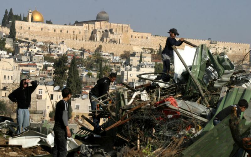 صور.. الاحتلال يهدم منشآت لمواطنين بالقدس