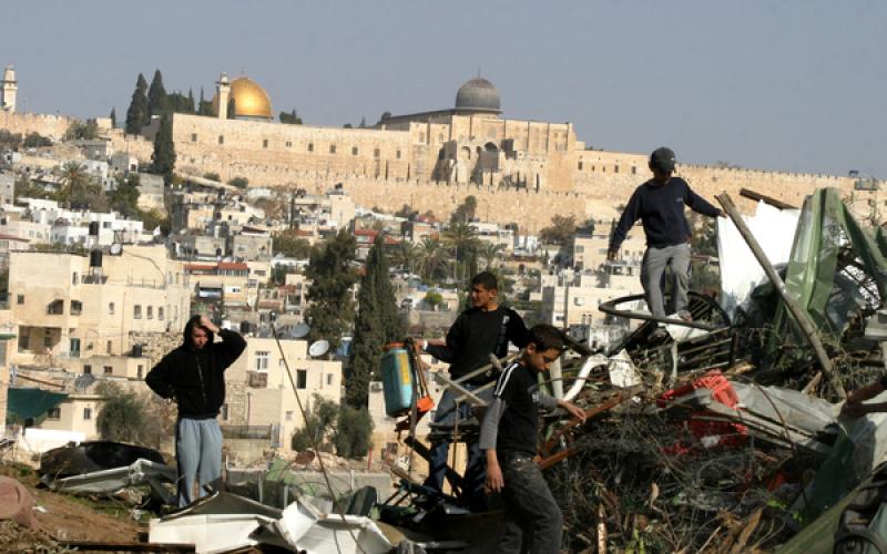 صور.. الاحتلال يهدم منشآت لمواطنين بالقدس