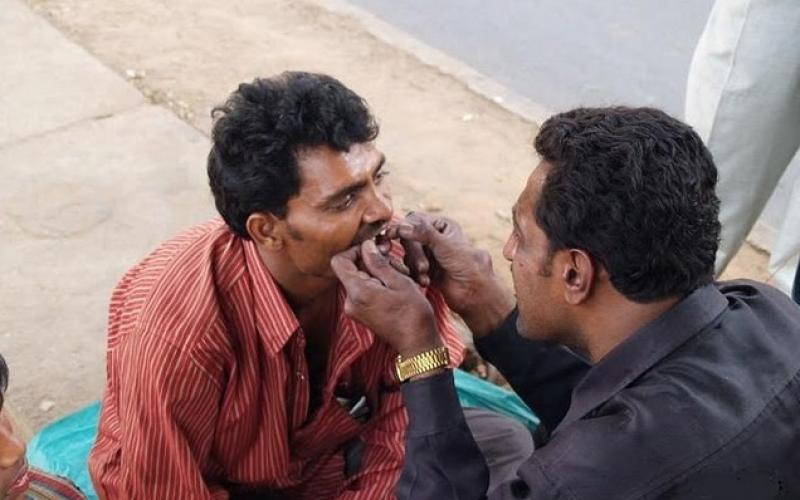 بالصور.. أطقم أسنان للبيع في شوارع الهند!