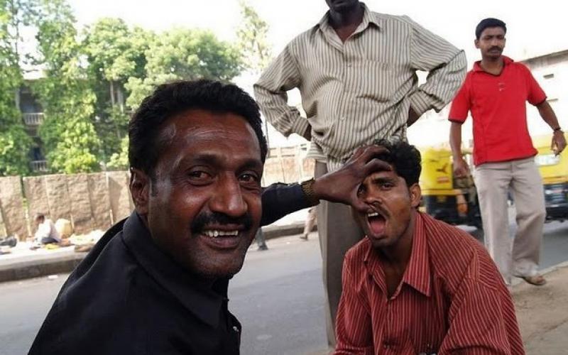 بالصور.. أطقم أسنان للبيع في شوارع الهند!