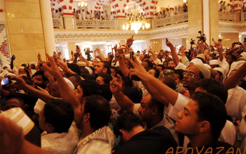 وسط حشد مهيب.. هنية يؤم السودانيين (صور)