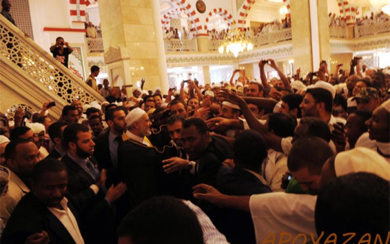 وسط حشد مهيب.. هنية يؤم السودانيين (صور)