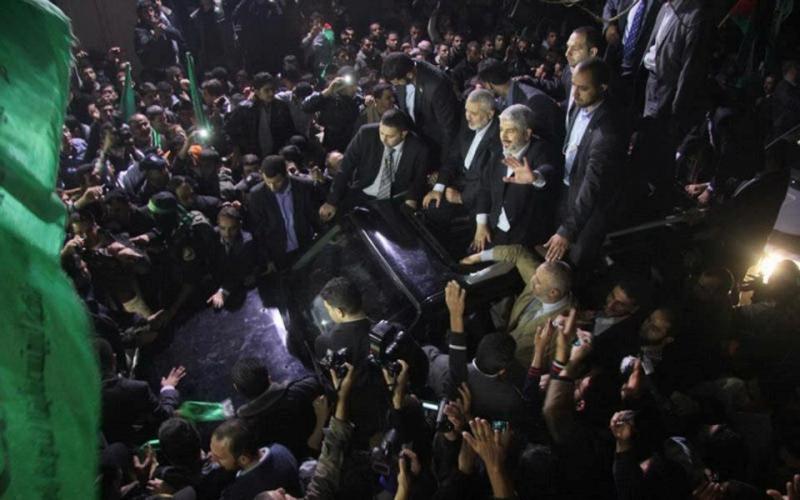صور.. مشعل ببيت الياسين والجعبري والدلو