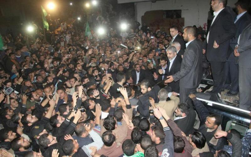 صور.. مشعل ببيت الياسين والجعبري والدلو
