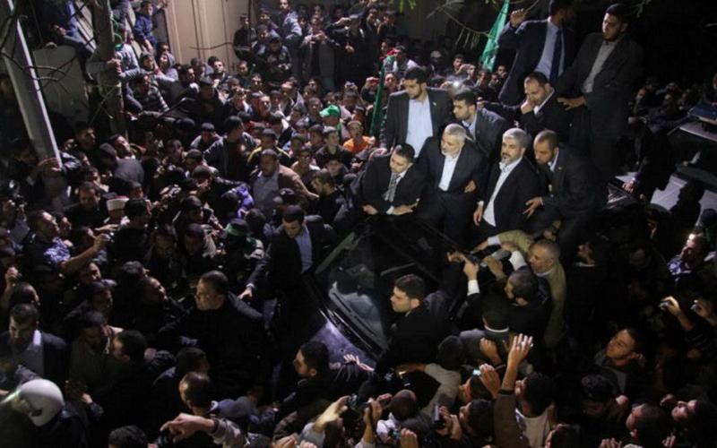 صور.. مشعل ببيت الياسين والجعبري والدلو