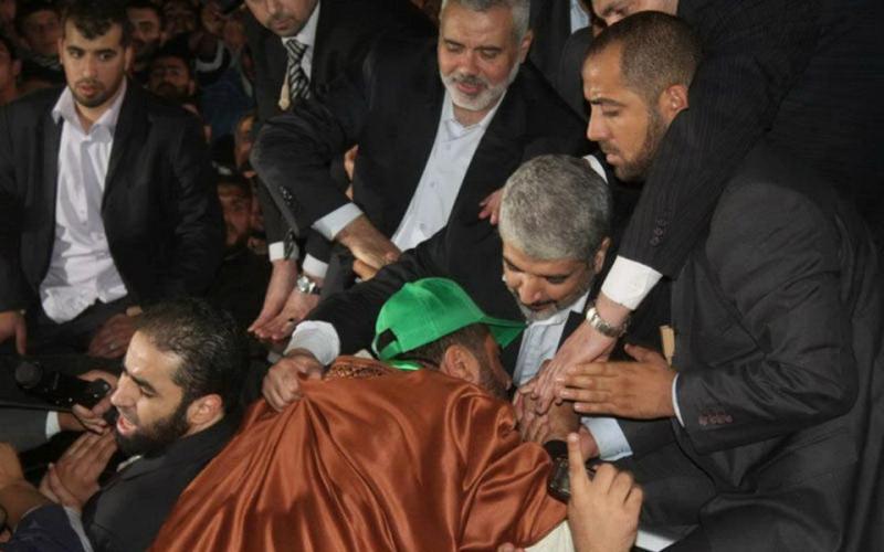 صور.. مشعل ببيت الياسين والجعبري والدلو