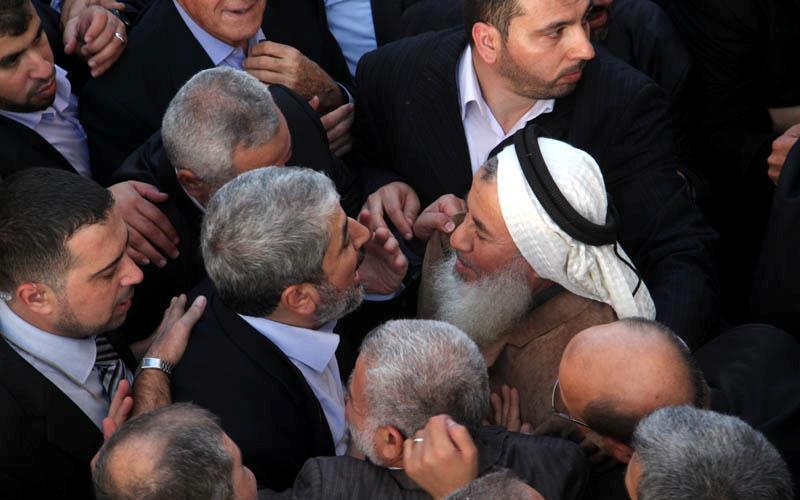 صور.. مشعل ببيت الياسين والجعبري والدلو