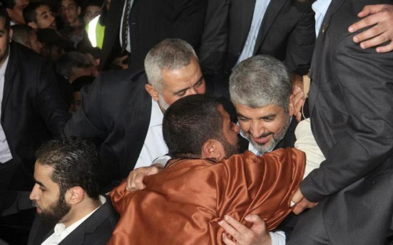 صور.. مشعل ببيت الياسين والجعبري والدلو