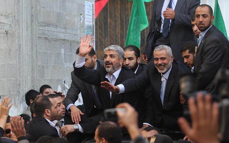 صور.. مشعل ببيت الياسين والجعبري والدلو