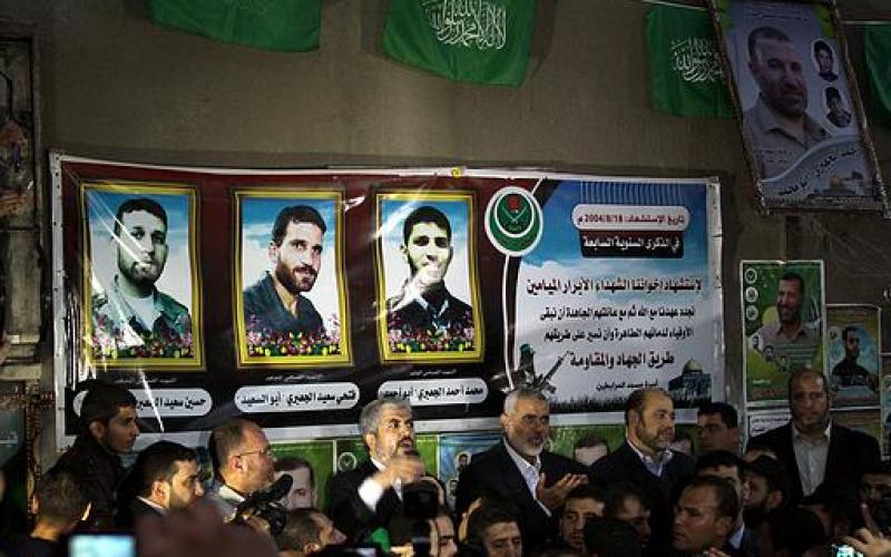 صور.. مشعل ببيت الياسين والجعبري والدلو