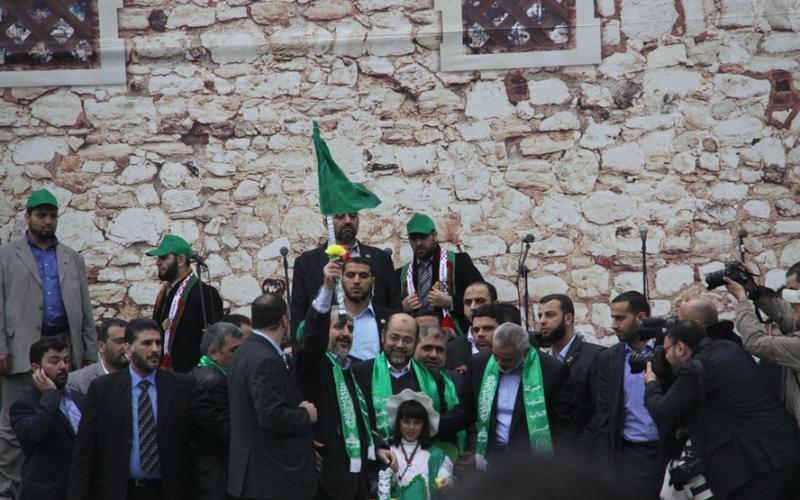 صور .. قيادة حماس تحتفل وسط جماهيرها