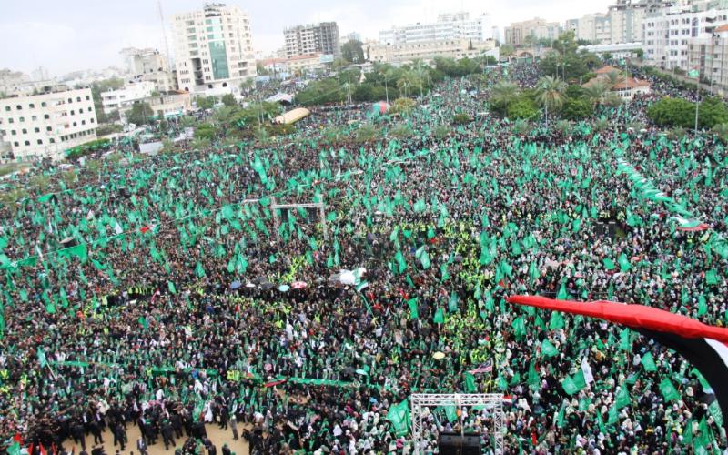 صور.. حجم حشود غير مسبوق بانطلاقة حماس
