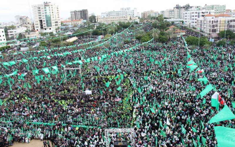 صور.. حجم حشود غير مسبوق بانطلاقة حماس