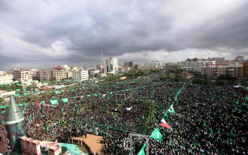 صور.. حجم حشود غير مسبوق بانطلاقة حماس