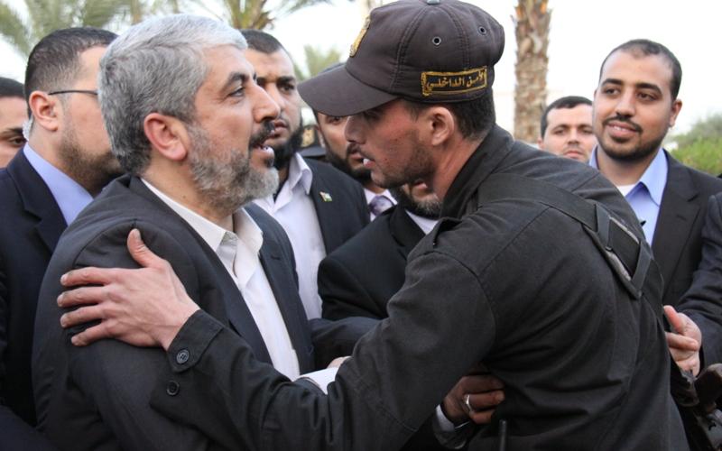 بالصور.. مشعل يغادر مختتماً زيارة تاريخية لغزة