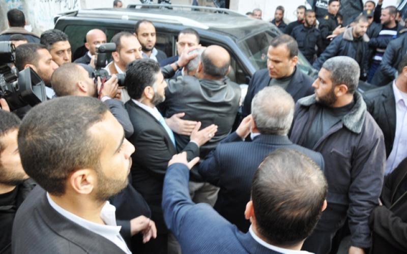 صور..زيارة مشعل لمنزل أبو عوض النيرب