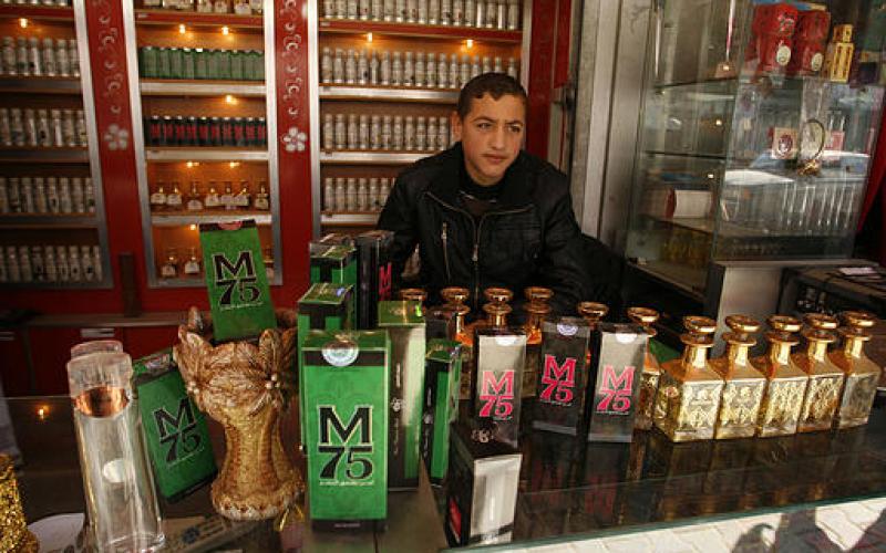 صور.. عطر (M75) يلقى رواجاً كبيراً بغزة
