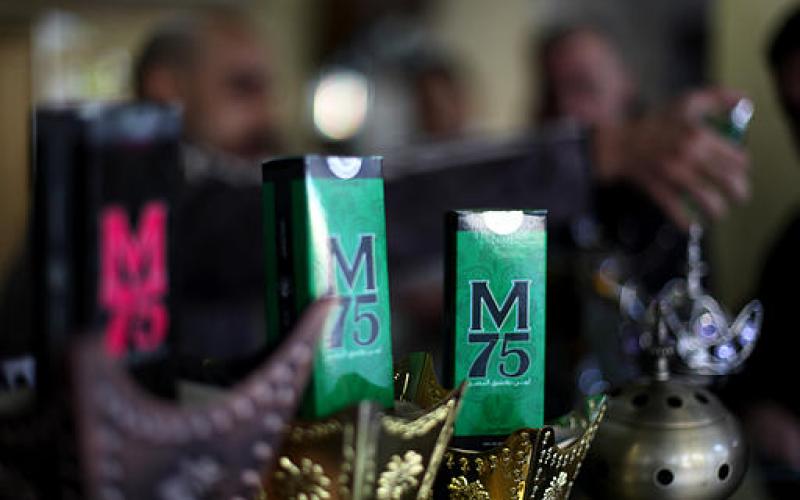 صور.. عطر (M75) يلقى رواجاً كبيراً بغزة