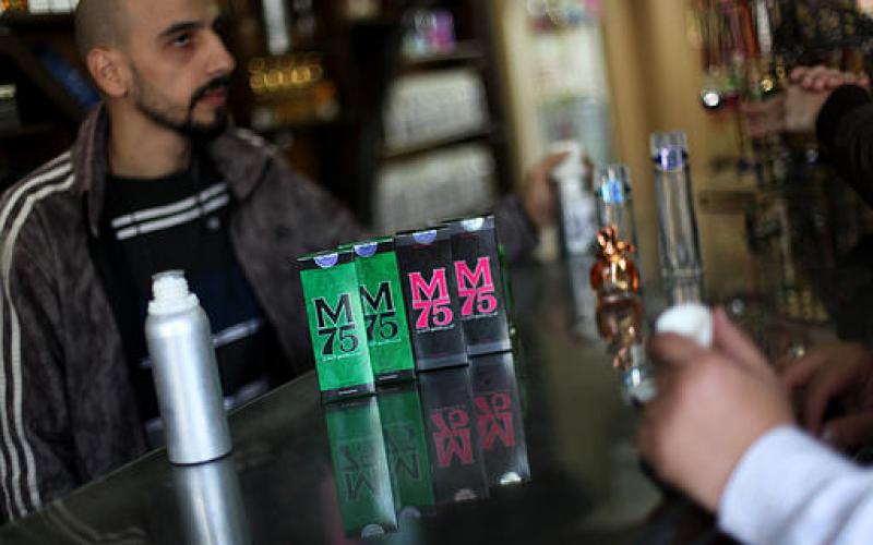 صور.. عطر (M75) يلقى رواجاً كبيراً بغزة
