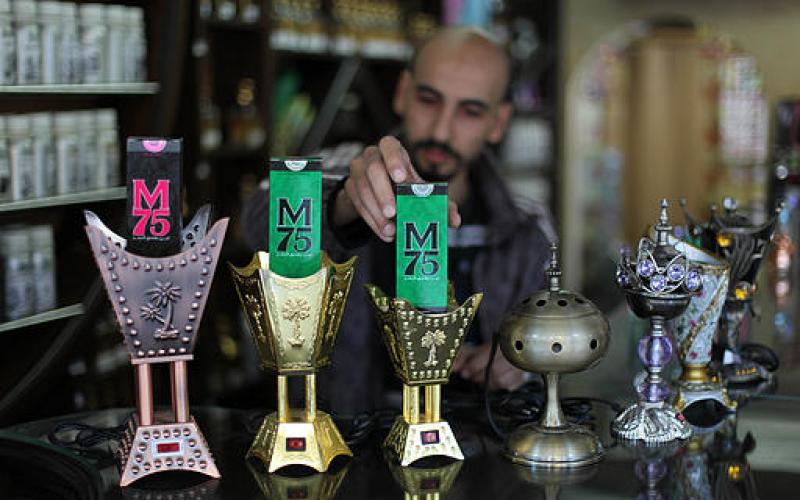 صور.. عطر (M75) يلقى رواجاً كبيراً بغزة