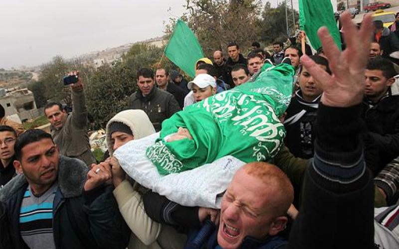 صور.. الخليل تشيع الشهيد "السلايمة"